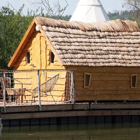 Les Cabanes Flottantes Givrauval Exterior foto