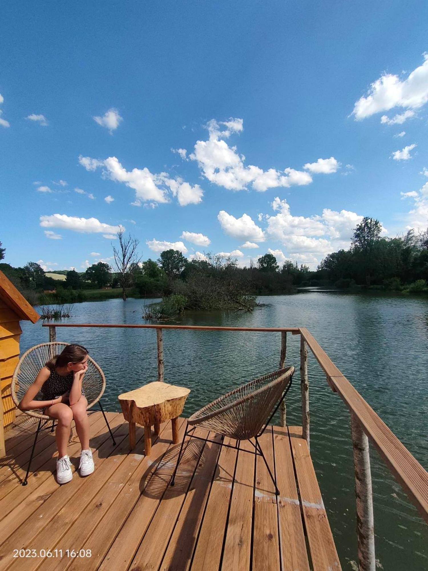 Les Cabanes Flottantes Givrauval Exterior foto